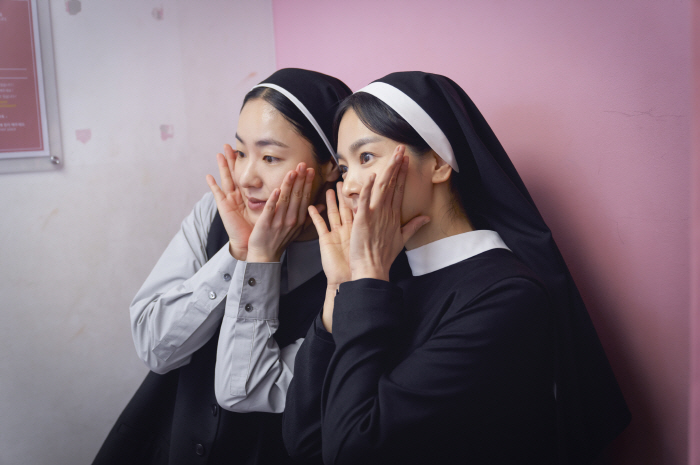 Did you see the nun taking your picture? Song Hye-kyo X Jeon Yeo-bin behind the scenes (Black nuns) 