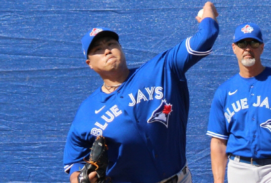 Like Ryu Hyun-jin five years ago? ...Kim Ha-sung, who changed his uniform, will his career crisis → fly to the temporary stadium's foothold 