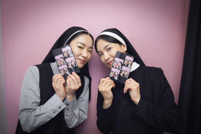 Pretty girl next to a pretty girl...Song Hye-kyo and Jeon Yeo-bin left a four-cut photo wearing nun's clothes (Black nuns)