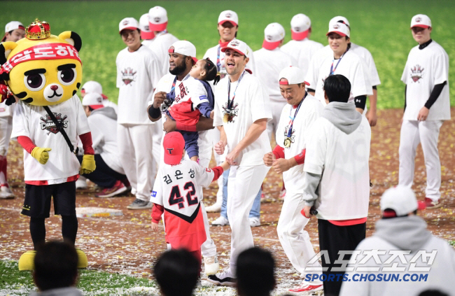 Failure to renew the contract → Refuse to go to Taiwan because of family? It's possible to return to KBO...But not now