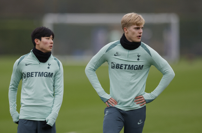 Friendly Yang Min-hyuk already has a QPR best friend, born in 2003 with a British brother...Minhyeok and Future Drawn come back to compete in Tottenham's summer