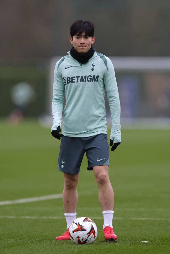 Friendly Yang Min-hyuk already has a QPR best friend, born in 2003 with a British brother...Minhyeok and Future Drawn come back to compete in Tottenham's summer