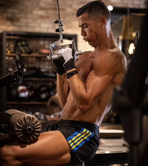 GOAT Ronaldo's secret to his 40th birthday is revealed...I admit that I don't have my own life, but I still have good exercise like I did 20 years ago