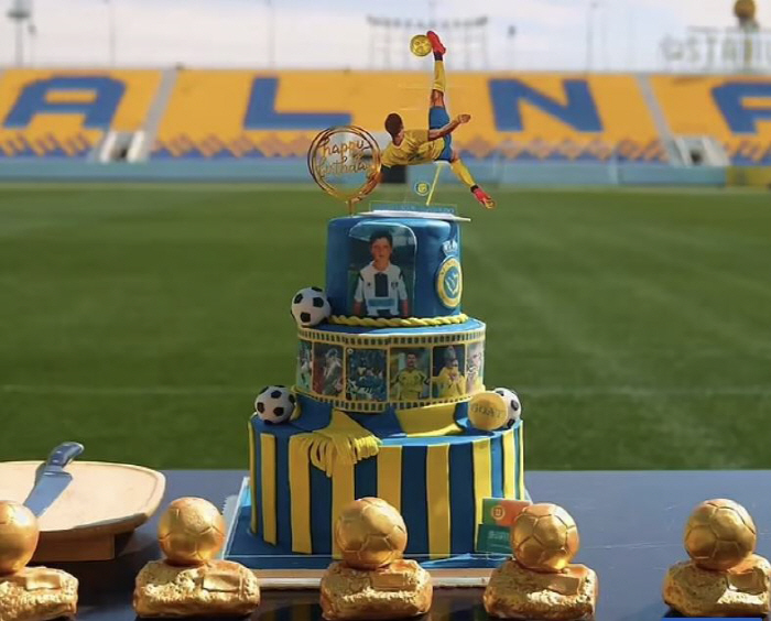 How can I eat this? Ronaldo's 40th birthday, Middle Eastern team's 3-tier cake FLEX