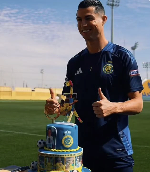 How can I eat this? Ronaldo's 40th birthday, Middle Eastern team's 3-tier cake FLEX