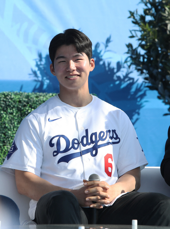 If we break through the competition, is there a chance that Kim Hye-sung, the main second baseman, will win the Rookie of the Year award?The ML team's front desk answered