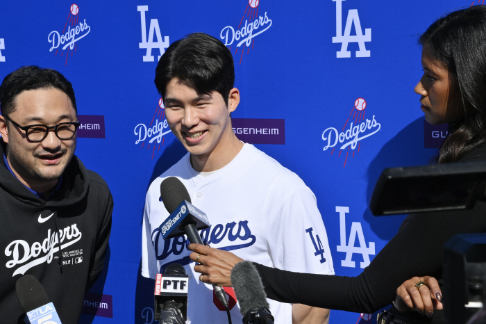 If we break through the competition, is there a chance that Kim Hye-sung, the main second baseman, will win the Rookie of the Year award?The ML team's front desk answered