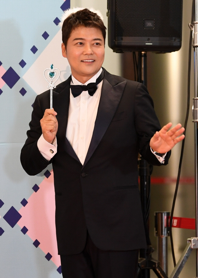 Jeon Hyun-moo ♥ Hong Ju-yeon, there was news of her marriage in March..The reverse magician said, 'Not this year. Chest hair is the answer' (Wow! Really? Oh, my God