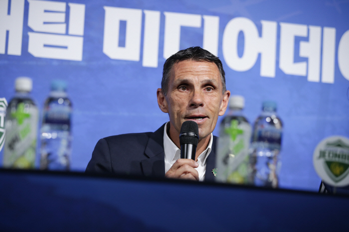 Jeonbuk's goal is to revive Dakgong and recapture the top...Why Does Director Foye Emphasize Long Breathing