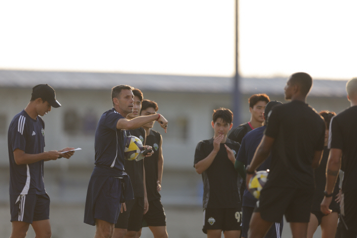 Jeonbuk's goal is to revive Dakgong and recapture the top...Why Does Director Foye Emphasize Long Breathing