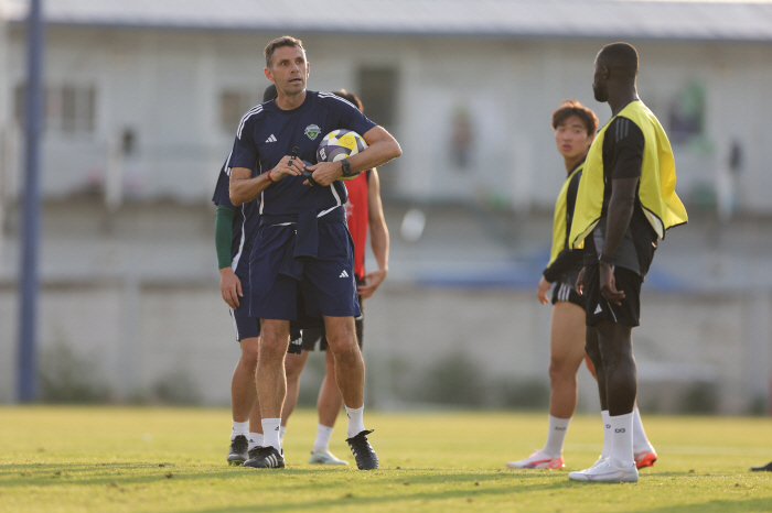 Jeonbuk's goal is to revive Dakgong and recapture the top...Why Does Director Foye Emphasize Long Breathing