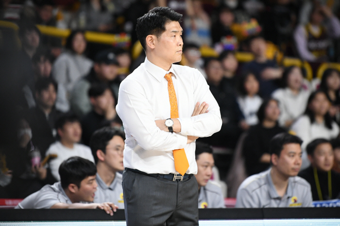  LG manager Cho Sang-hyun is sensitive to Maray foul call. Providing an excuse for pursuit