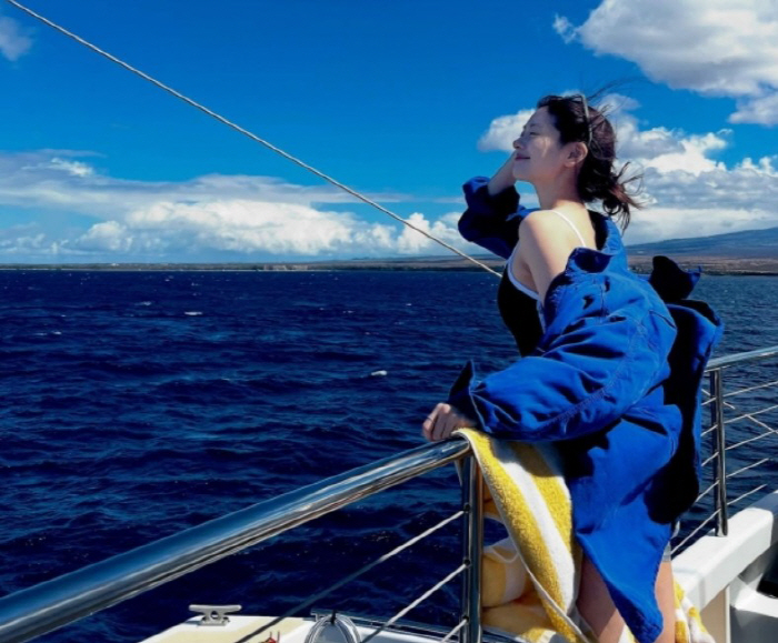  Enjoyed the sea breeze on the yacht, Jeong Somin, in Hawaii