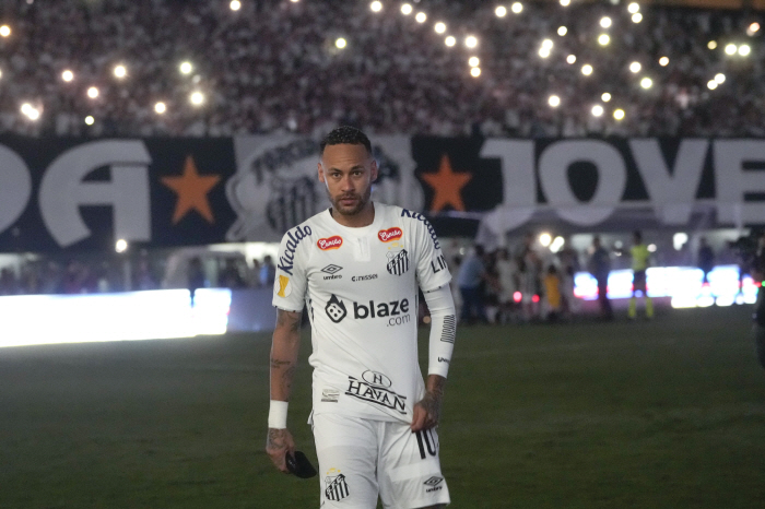 Was it a mental illness after all? Neymar, who flew far in the return match of his mother's Santos, surprised himself that he would run so well