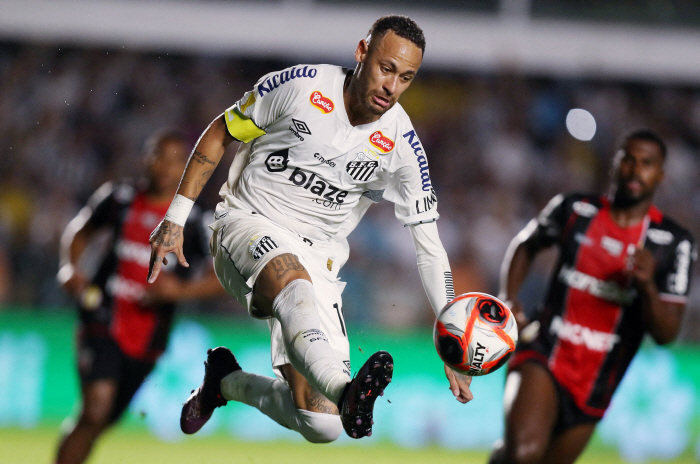 Was it a mental illness after all? Neymar, who flew far in the return match of his mother's Santos, surprised himself that he would run so well