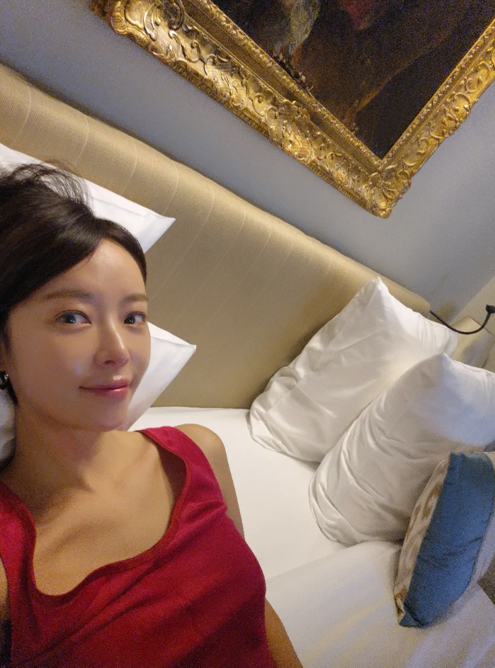 Bless you for being solo! Hwang Jung-eum, bold bed selfies..Enjoy the freedom of dolsing