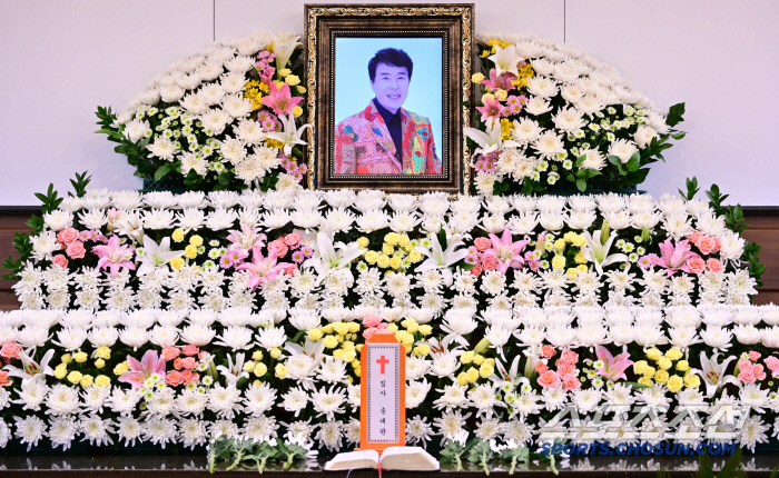 A bright smile in the portrait of Song Dae-gwan..Tae Jin-ah, Lim Young-woong, and Hye-eun's memorial wave 