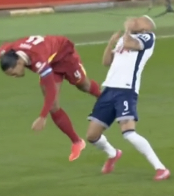 Is there a problem with your personality? Liverpool Captain, Hishalisson Elbow Attack → No Card...It's already the fourth time! Tottenham fans' anger