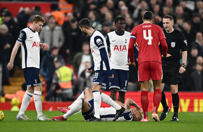 Is there a problem with your personality? Liverpool Captain, Hishalisson Elbow Attack → No Card...It's already the fourth time! Tottenham fans' anger