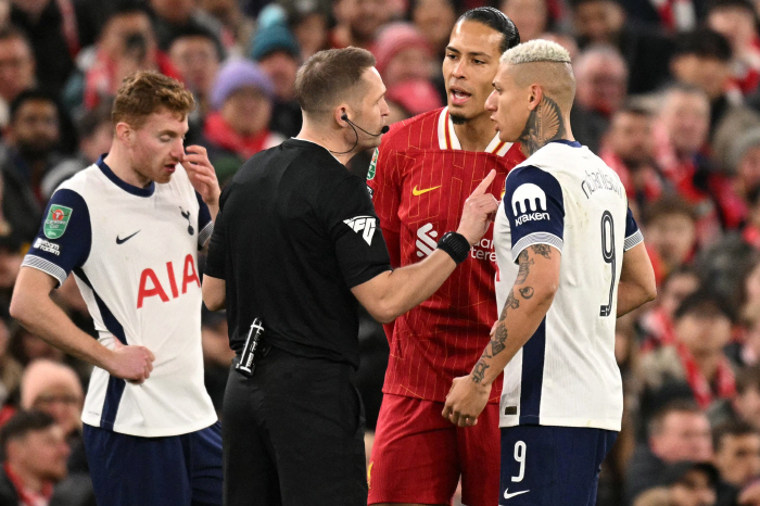 Is there a problem with your personality? Liverpool Captain, Hishalisson Elbow Attack → No Card...It's already the fourth time! Tottenham fans' anger