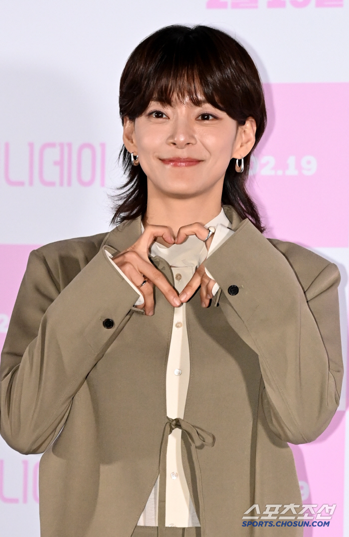  Jung Hye-in sends hearts with her charming smile