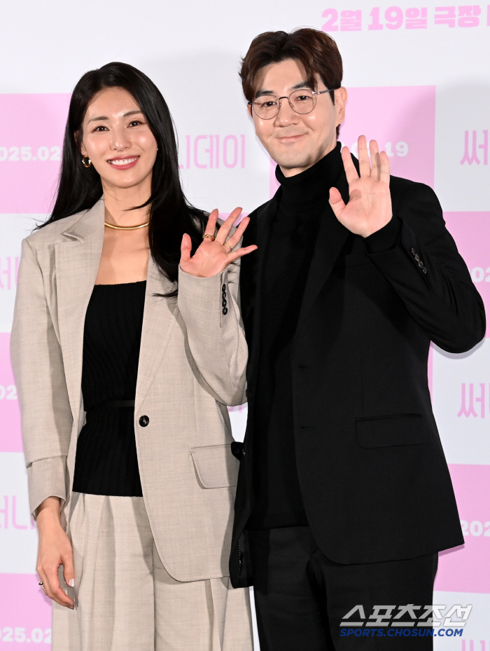  Kim Jung Hwa Han Sang Jin greets with a friendly smile