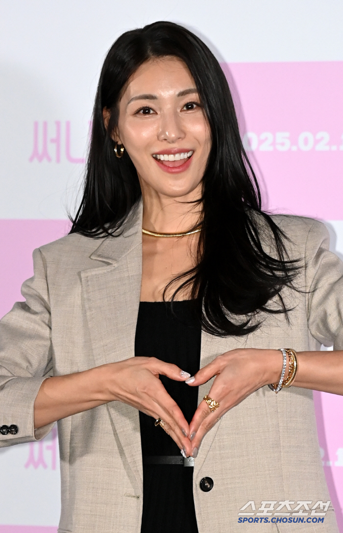  Kim Jung Hwa, make a heart with a cute smile