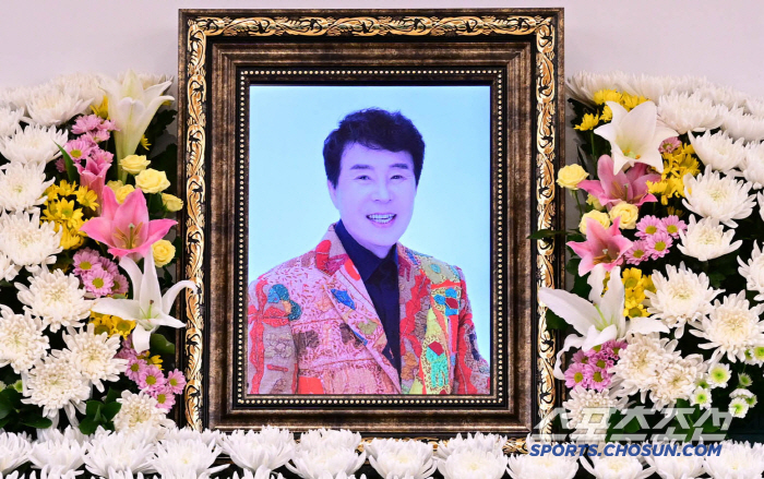  Song Dae-gwan smiling brightly in the portrait