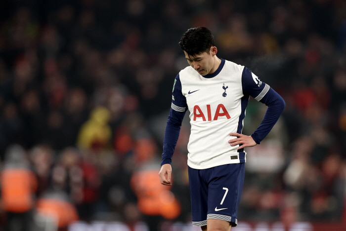 Son Heung-min is crying and frustrated. Tottenham failed to advance to the final of the League Cup after losing to Liverpool in 04 crushing defeat