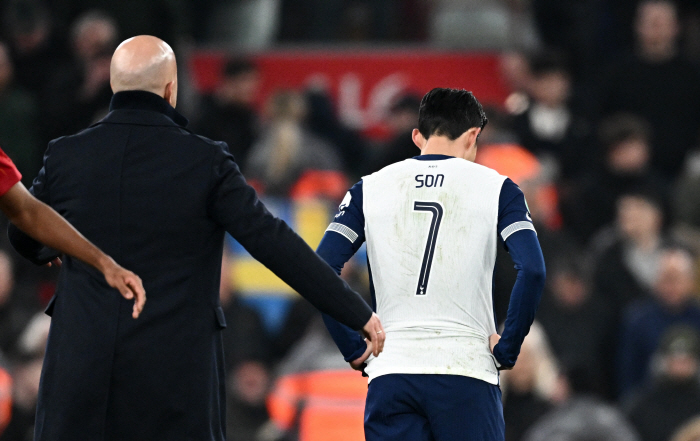 Son Heung-min is crying and frustrated. Tottenham failed to advance to the final of the League Cup after losing to Liverpool in 04 crushing defeat