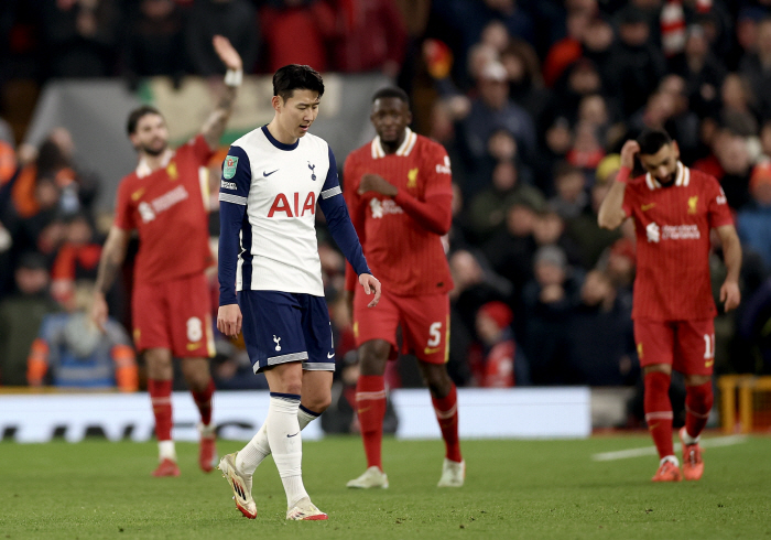 Son Heung-min is crying and frustrated. Tottenham failed to advance to the final of the League Cup after losing to Liverpool in 04 crushing defeat