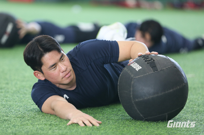 7th place → No efficiency in power reinforcement, hell training, Lotte camp that has changed dramatically...In the end, it depends on the revival of 8 billion catchers 