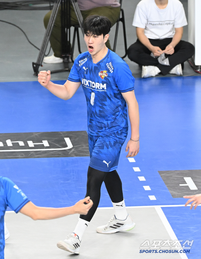 Even without foreigners, Seo Jae-deok, and Shin Young-seok, he won a set for the strongest first place, which is a compliment even though it is five consecutive losses. It wasn't bad with young players