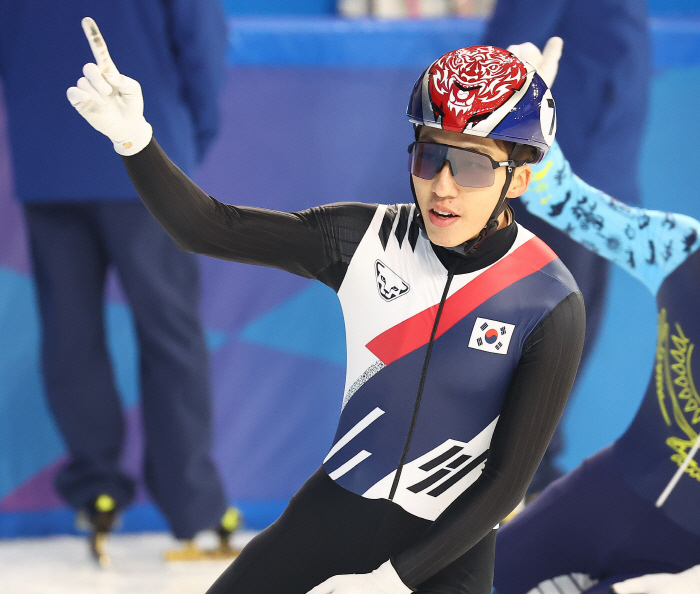  Korean short track for the first time in this competition Lin Xiaojun, gold medalist in mixed relay, falls