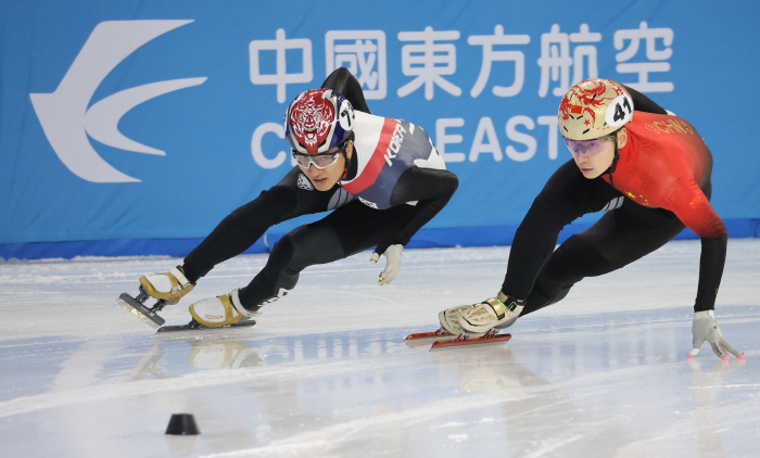  Lin Xiaojun was the most alert Park Ji-won, Sung-woo, won the men's 500m short track side by side