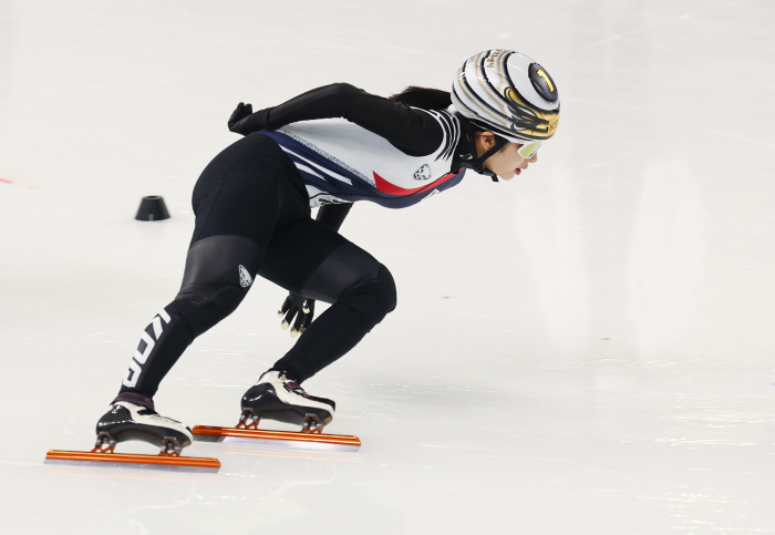  New short track star Kim Ki-li wins two gold medals in the women's 1500m short track gold medal