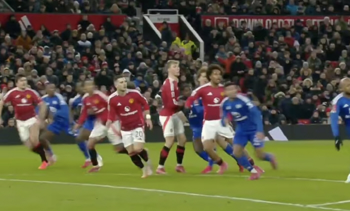 I didn't even need to watch the offside → VAR that's too obvious! Maguire should not have scored an explosive goal in controversy over the winning goal