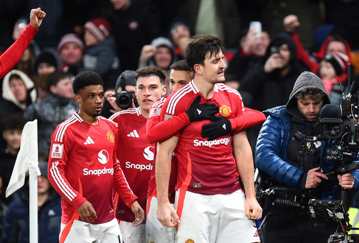 I didn't even need to watch the offside → VAR that's too obvious! Maguire should not have scored an explosive goal in controversy over the winning goal