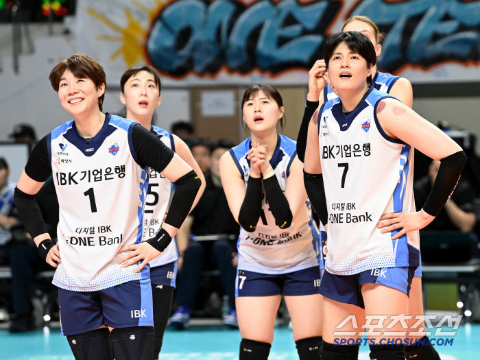 In total, the three of them have an annual salary of 1.2 billion → 7 points  the negative attack efficiency of the head coach's funny inner thoughts...Industrial Bank of Korea's Spring Volleyball Ambition 