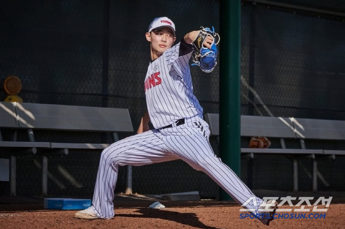 The reason why the speed gun was removed from the first bullpen pitching, the captain Cha, the amount of chagrin, and the first bullpen pitching because he was afraid of overdoing it. Pre-blocking injury evil spirits to find the 5th starter and must-win group 