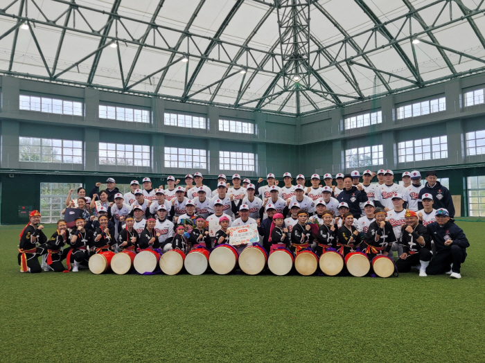 Even the mayor came out, and Doosan's second-tier hospitality and the City Hall Tourism Association all went out → A gift drawn by Cheol-woong on traditional liquor