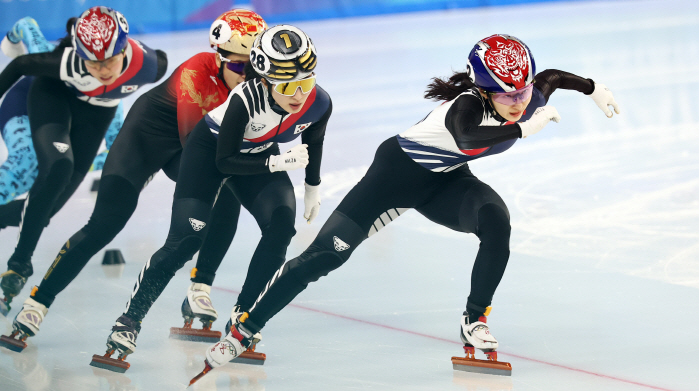  Collision with athlete → Korean short track speed skating on the last lap, women's 3000m disappointing 4th place China 金