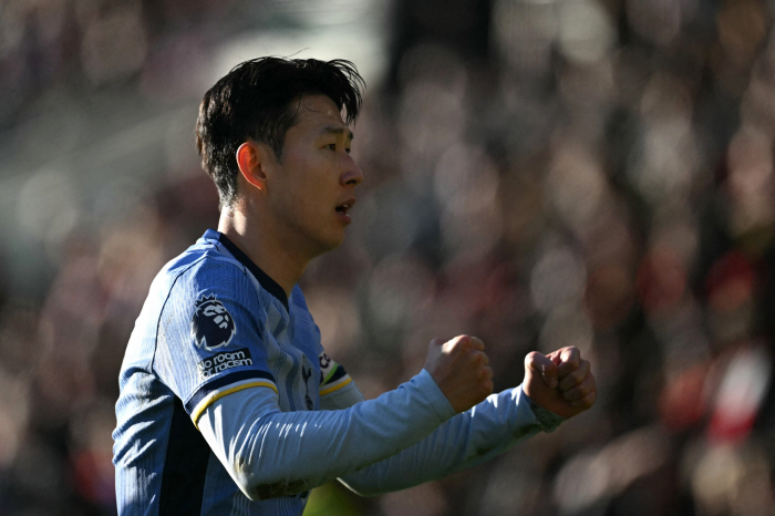 Shocking! SON, cash in before it's too late. Son Heung-min, after a 10-year commitment, is likely to throw a ball around, Tottenham senior is not a captain. Criticizing