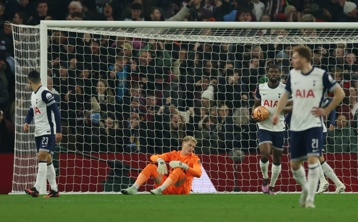  Tottenham's lack of GK tactics against a wide waist wall was the reason for the complete defeat in Aston Villa