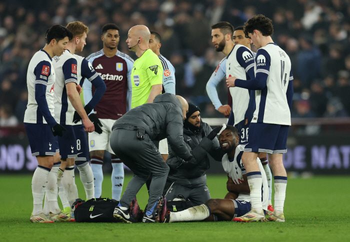 The first play of his bloody debut that killed Tottenham twice is Rashford's elbow, which is too much