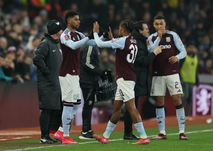 The first play of his bloody debut that killed Tottenham twice is Rashford's elbow, which is too much