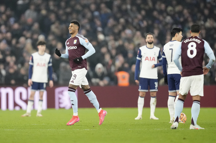 The first play of his bloody debut that killed Tottenham twice is Rashford's elbow, which is too much