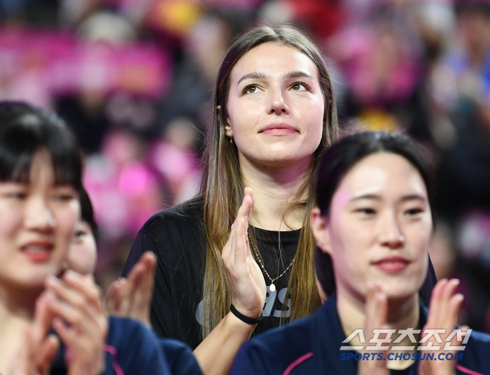 Matteiko and Kim Hae-ran left the retirement ceremony with a round of applause. 