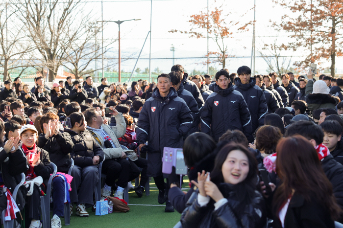 The opening ceremony was held with fans of Busan I'Park, who had a unique meeting  talent show  pork  coffee tea