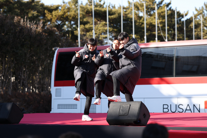 The opening ceremony was held with fans of Busan I'Park, who had a unique meeting  talent show  pork  coffee tea